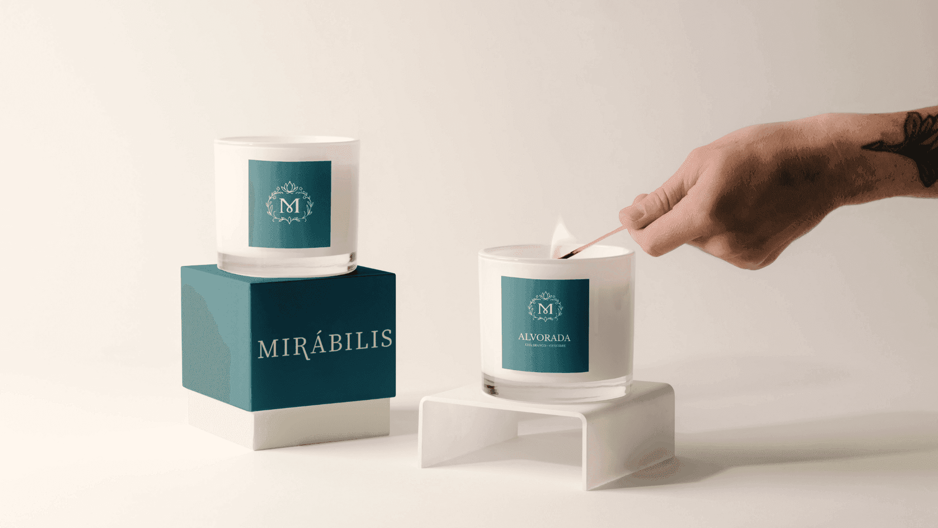 Mirábilis candles and gift box carrying the brand emblem in teal